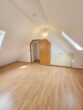 Ab Juni - Schick & modern - möbliertes Zimmer in 5er WG - mitten in Offenbach - 5. OG: Dachstudio