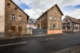 Mitten in Nidderau-Ostheim: Gleich 2 modernisierte Häuser + Hof + Scheune - - Straßenansicht