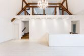 Mitten in Nidderau-Ostheim: Gleich 2 modernisierte Häuser + Hof + Scheune - - Blick auf die Galerie