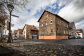 Mitten in Nidderau-Ostheim: Gleich 2 modernisierte Häuser + Hof + Scheune - - Aussenansicht Vorderhaus