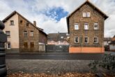 Mitten in Nidderau-Ostheim: Gleich 2 modernisierte Häuser + Hof + Scheune - - Ihre neue Hofreite!