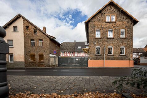 Mitten in Nidderau-Ostheim: Gleich 2 modernisierte Häuser + Hof + Scheune –, 61130 Nidderau, Haus