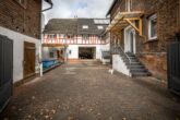 Mitten in Nidderau-Ostheim: Gleich 2 modernisierte Häuser + Hof + Scheune - - Blick in den Hof