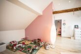 Mitten in Nidderau-Ostheim: Gleich 2 modernisierte Häuser + Hof + Scheune - - Ausschnitt Dachstudio