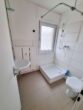 VERMIETET! Neu renoviert! Gemütliches 1 Zimmer Apartment mit Kochnische- zentral in Niederrad - Blick ins Badezimmer