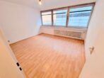 Neu renoviert! Kleines 1 Zimmer-Apartment mit neuer Singleküche - mitten in Offenbachs Fußgängerzone - Blick ins Zimmer