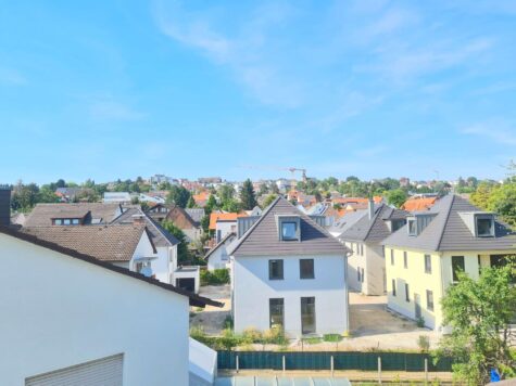 VERMIETET! Neu renoviert! 3-Zimmerwohnung mit 2 Balkonen + Wannenbad – ruhig in Bergen-Enkheim, 60388 Frankfurt/Bergen-Enkheim, Dachgeschosswohnung