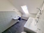VERMIETET! Neu renoviert! 3-Zimmerwohnung mit 2 Balkonen + Wannenbad - ruhig in Bergen-Enkheim - Blick ins Badezimmer