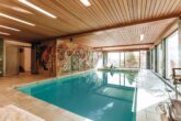 Prachtvolle Villa mit Schwimmbad und Parkgrundstück mit Teich - Hollywood-Feeling im Rheingau! - Überblick Poolbereich