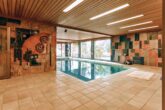 Prachtvolle Villa mit Schwimmbad und Parkgrundstück mit Teich - Hollywood-Feeling im Rheingau! - Blick in den Poolbereich