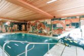 Prachtvolle Villa mit Schwimmbad und Parkgrundstück mit Teich - Hollywood-Feeling im Rheingau! - Ausschnitt Pool