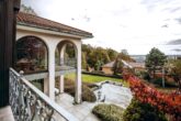 Prachtvolle Villa mit Schwimmbad und Parkgrundstück mit Teich - Hollywood-Feeling im Rheingau! - umlaufender Balkon