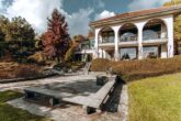 Prachtvolle Villa mit Schwimmbad und Parkgrundstück mit Teich - Hollywood-Feeling im Rheingau! - Gebäuderückseite