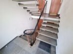VERMIETET! Nagelneu renoviert! Gemütliches 1 Zimmer Apartment inkl. Einbauküche - FFM-Sossenheim - Treppenaufgang