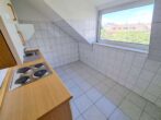 VERMIETET! Sonnige, gemütliche 2-Zimmerwohnung im Dachgeschoss - zentral gelegen im Gallusviertel - Blick in die Küche
