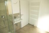 Schicke 2- Zimmerwohnung mit Einbauküche - zentral in Bad Vilbel - Ausschnitt Badezimmer