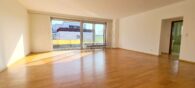 Karben-Kloppenheim: Panoramablick in großer 3 Zimmer Penthousewohnung + Einzelgarage - Blick ins Wohnzimmer