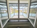 Gemütliche 3 Zimmerwohnung mit großem Balkon in gepflegter Grünanlage in Bad Homburg - Blick aus Zimmer A auf Balkon
