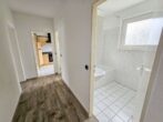 Gemütliche 3 Zimmerwohnung mit großem Balkon in gepflegter Grünanlage in Bad Homburg - Blick ins Bad