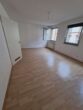 VERMIETET! Gemütliche 2 Zimmerwohnung mit Wannenbad - zentral in Rödelheim - Blick ins Wohnzimmer