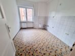 Großzügige 4 Zimmerwohnung mit Holzdielenboden + Balkon - WG geeignet - zentralst in Offenbach - Blick in die Küche