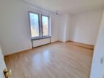 Hell und freundlich: 2 Zimmerwohnung mit Wohnküche - ruhig und zentral in Heddernheim - Ausschnitt Wohnzimmer