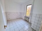 Hell und freundlich: 2 Zimmerwohnung mit Wohnküche - ruhig und zentral in Heddernheim - Blick in die Küche