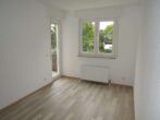 VERMIETET! Willkommen Zuhause - 4 Zimmer + Balkon + Terrasse + Garten - ruhig in FFM-Niederursel - Ausschnitt Zimmer mit Balkon